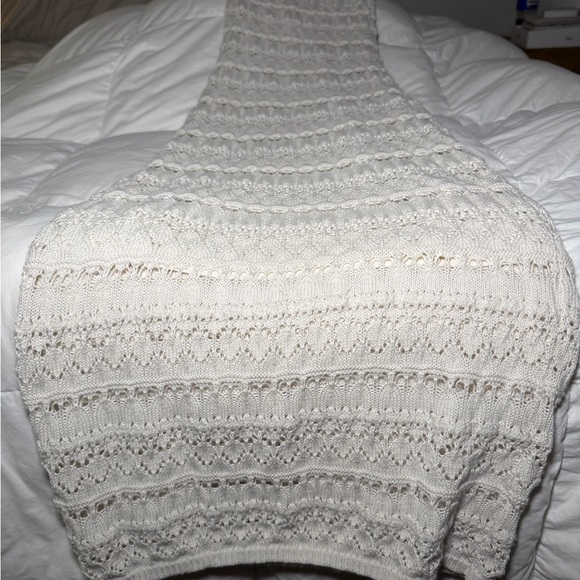 Elegant White Knit Midi Dress - Picture 5 of 5